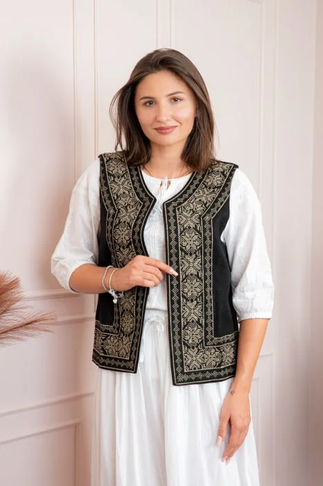 Vesta traditionala neagra cu broderie geometrica aurie Maia
