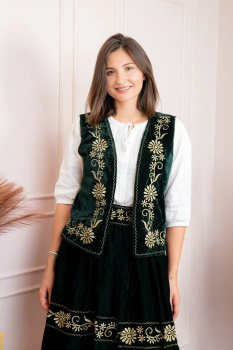 Vesta din catifea verde cu broderie florala aurie Miriam 02