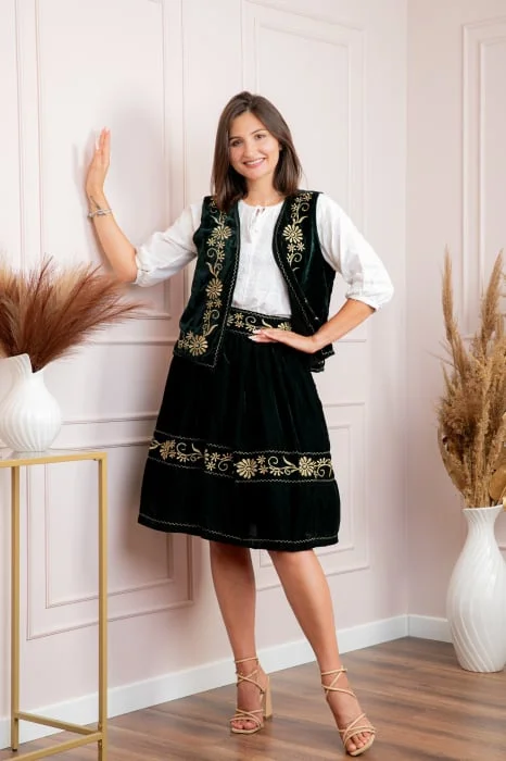 Fusta verde din catifea cu broderie florala aurie Miriam 02