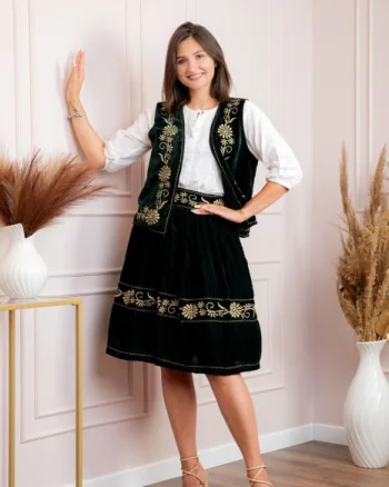 Fusta verde din catifea cu broderie florala aurie Miriam 02