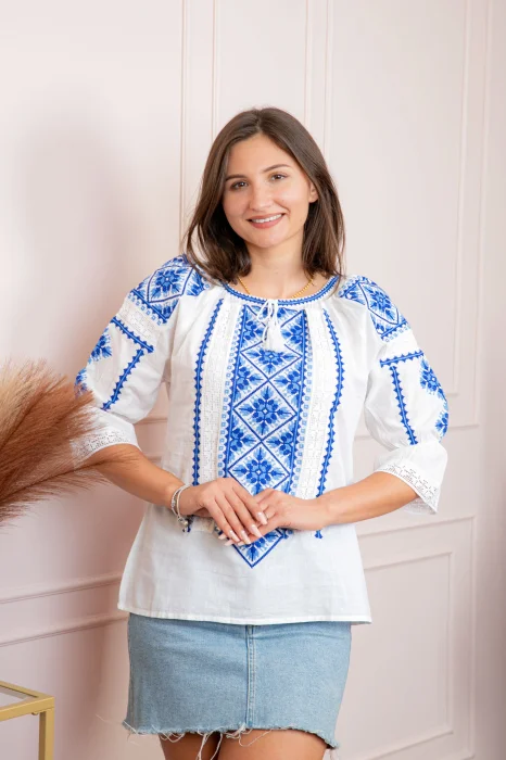Bluza tip ie alba cu motiv floral albastru Evelina 02