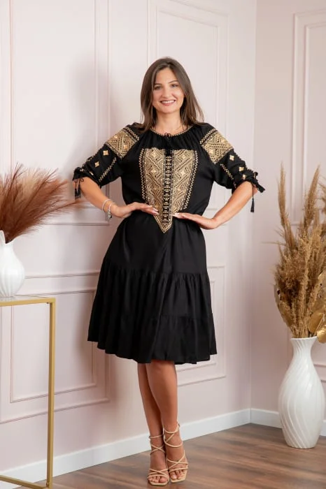 Rochie neagra cu motiv geometric auriu Ivona 01