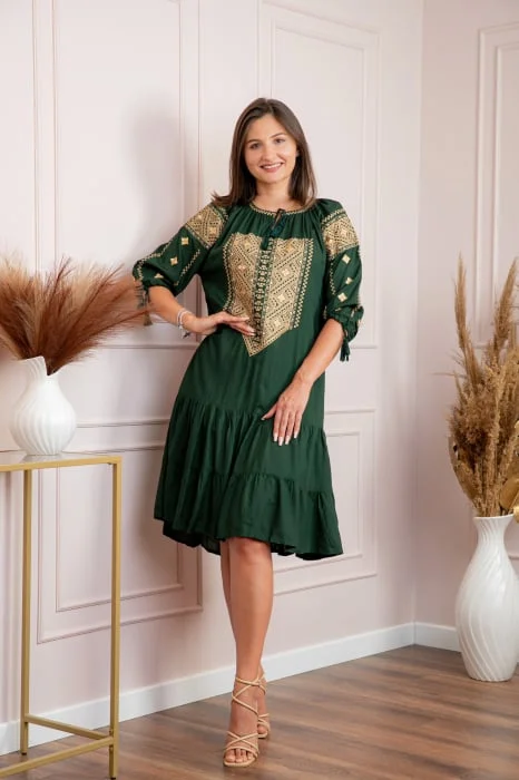 Rochie verde cu motiv geometric auriu Ivona 02