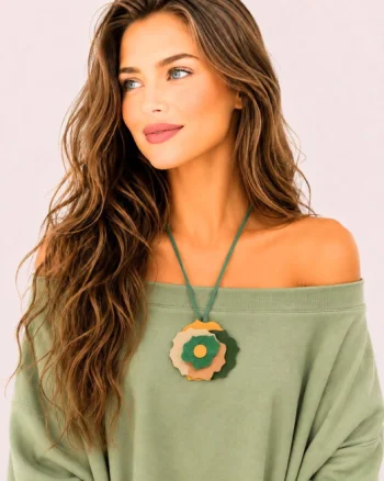Colier handmade din piele naturala, cu trandafir modelat manual ,nuante verde,galben ,ivoire,bej