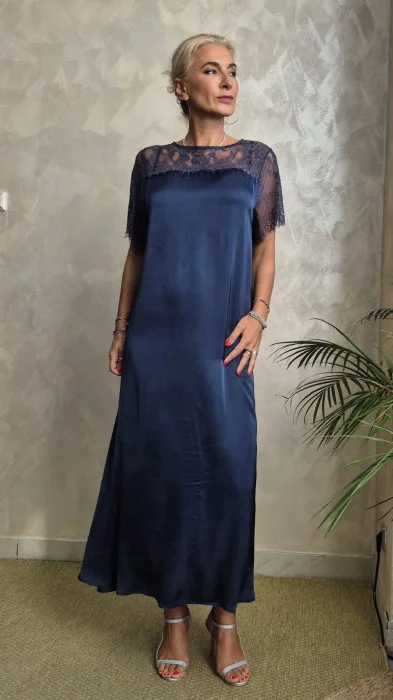 Rochie maxi A-line din satin matase si vascoza, insertii din dantela si croi fluid, bleumarin