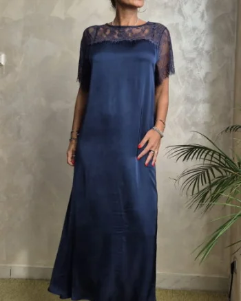 Rochie maxi A-line din satin matase si vascoza, insertii din dantela si croi fluid, bleumarin