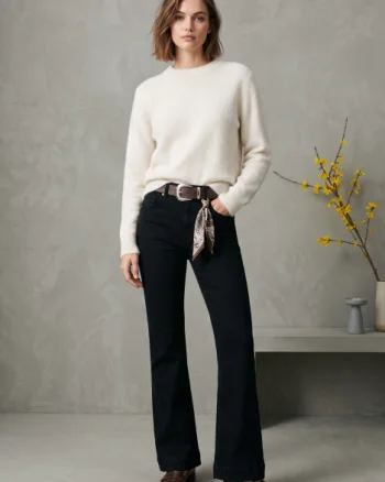 Pantaloni jeans negri, croiala evazata, flare, cu curea maro cu satin inclusa