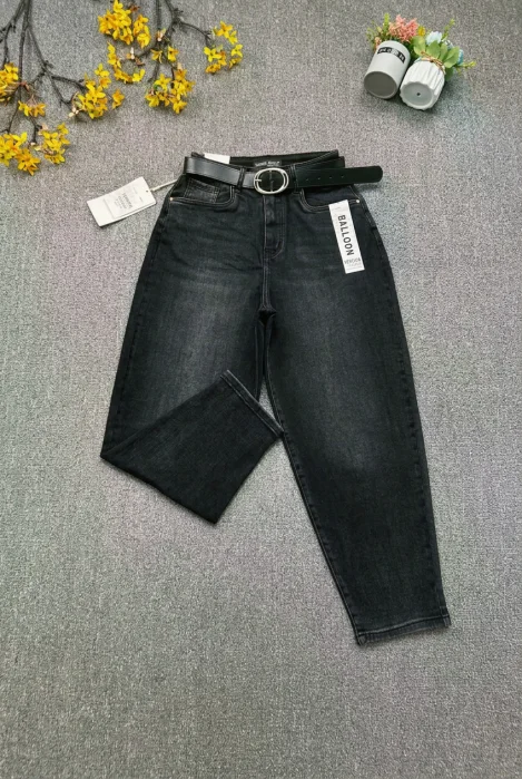 Pantaloni jeans negri, croiala balon, cu curea neagra inclusa