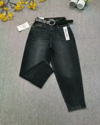 Pantaloni jeans negri, croiala balon, cu curea neagra inclusa