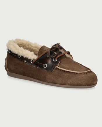 Posa  mocasini pentru femei din piele întoarsă Boat Loafer