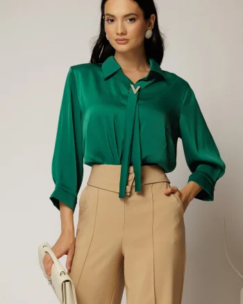 Bluza eleganta verde cu guler tip cravata si brosa