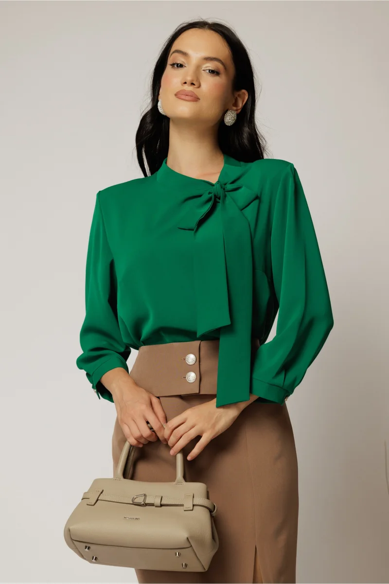 Bluza verde si funda la decolteu