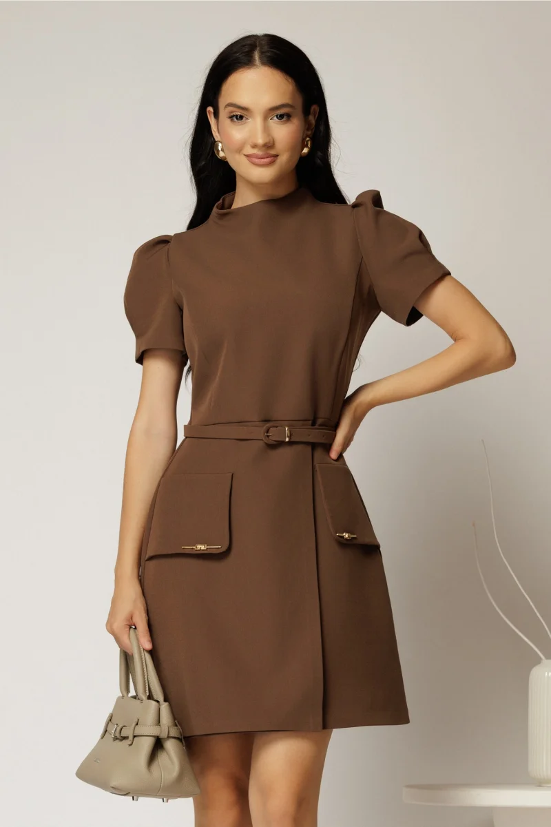 Rochie DY Fashion scurta maro cu aplicatii pe capace si decolteu rotund