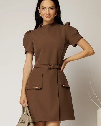 Rochie DY Fashion scurta maro cu aplicatii pe capace si decolteu rotund