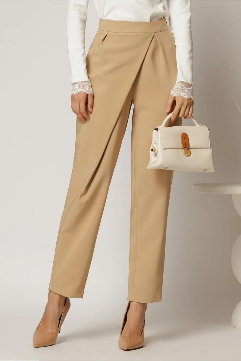 Pantaloni bej cu pliu petrecut