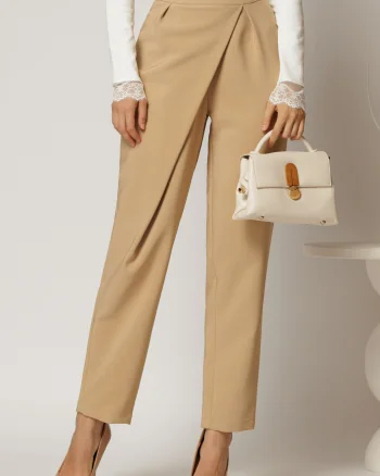 Pantaloni bej cu pliu petrecut