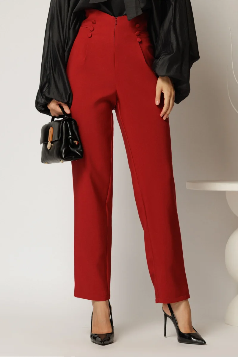 Pantaloni bordo conici cu nasturi decorativi pe talie