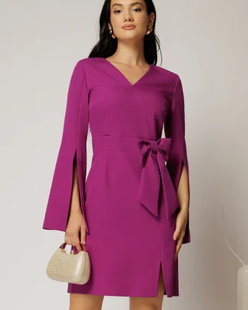 Rochie scurta magenta cu funda ampla in talie si maneci sparte