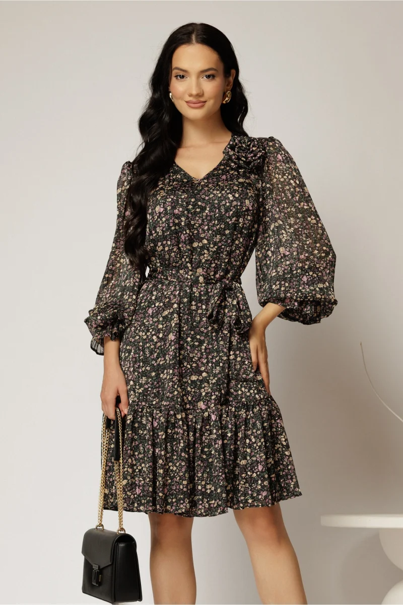 Rochie scurta neagra cu imprimeu lila si volanas la baza