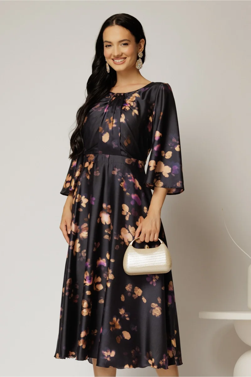 Rochie midi neagra cu imprimeuri mov si detalii la bust