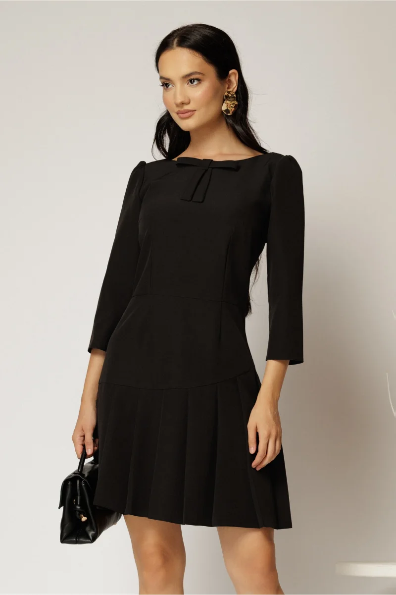 Rochie scurta neagra cu pliuri pe fusta si funda la bust