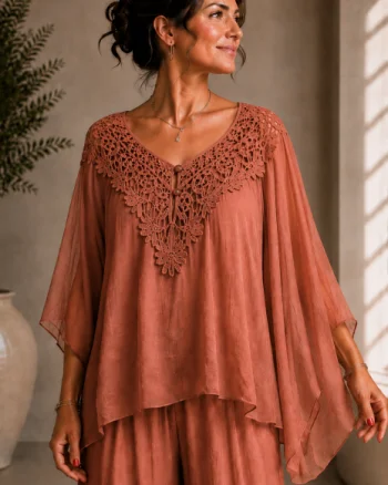 Bluza evazata din matase si vascoza cu dantela la decolteu si maneci vaporoase, caramizie
