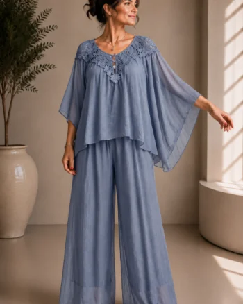 Bluza evazata din matase si vascoza cu dantela la decolteu si maneci vaporoase, albastru jeans usor prespalat