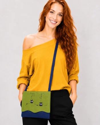 Geanta crossbody handmade, cu pisicute si mesaje pictate  ,din piele naturala
