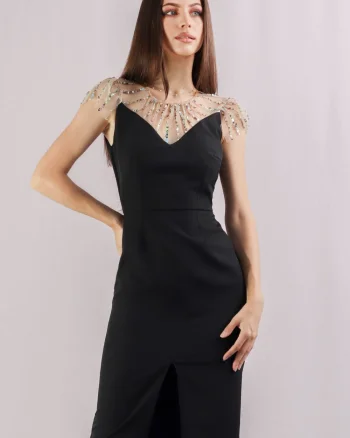 Rochie de ocazie conica cu slit in partea din fata si decolteu prevazut cu tull accesorizat cu paiete