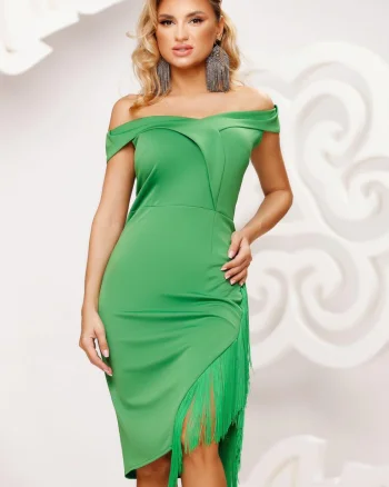Rochie de ocazie mulata pe corp prevazuta cu slit in lateral si franjuri