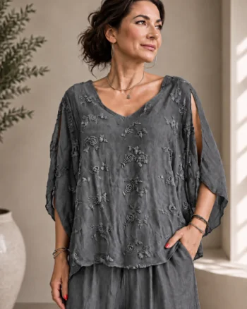 Bluza din matase si vascoza cu broderie pe fata si decolteu in V, gri