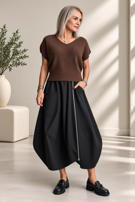 Pulover lejer cu maneci fluture si decolteu in V, maro