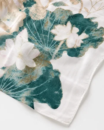 Esarfa eleganta cu imprimeu floral Lotus, alb, verde petrol si accente aurii