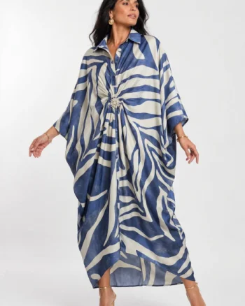 Rochie maxi tip caftan cu imprimeu grafic albastru bej, drapaj si brosa detasabila