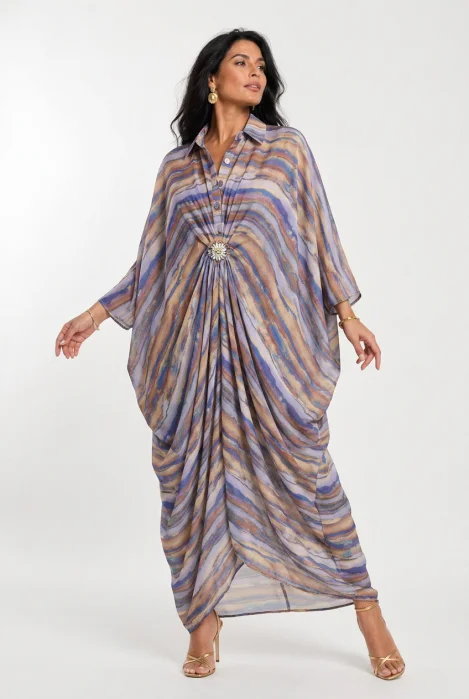 Rochie maxi tip caftan cu imprimeu multicolor, drapaj si brosa detasabila