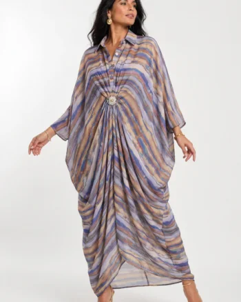 Rochie maxi tip caftan cu imprimeu multicolor, drapaj si brosa detasabila