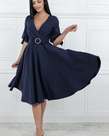 Rochie eleganta cu croiala in clos prevazuta cu maneca scurta cu design deosebit si nasturi pretiosi