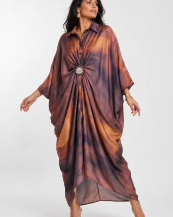 Rochie maxi tip caftan cu imprimeu abstract maro, drapaj si brosa detasabila -