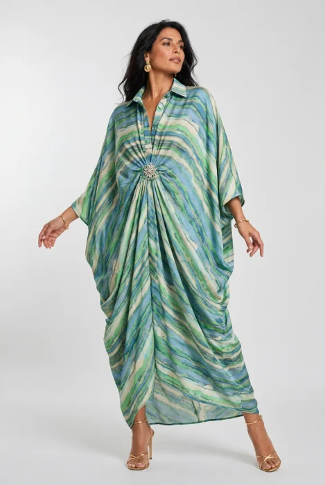 Rochie maxi tip caftan cu imprimeu verde, drapaj si brosa detasabila