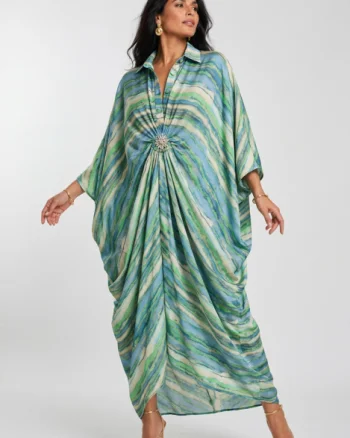 Rochie maxi tip caftan cu imprimeu verde, drapaj si brosa detasabila