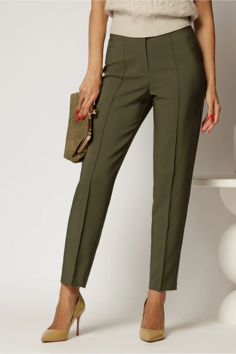 Pantaloni kaki cu croi conic si cusaturi