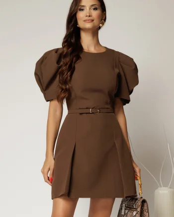 Rochie DY Fashion scurta maro cu maneci scurte si pliuri pe fusta