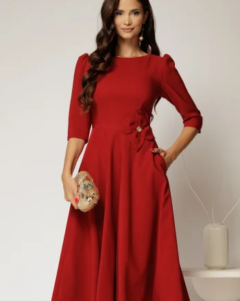Rochie midi rosie din stofa in clos cu floare in talie