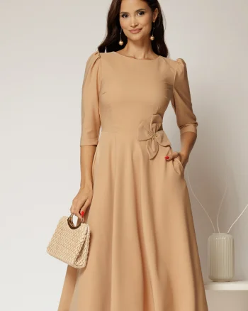 Rochie midi bej din stofa in clos cu floare in talie