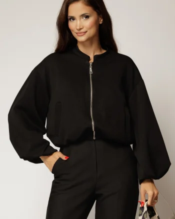 Geaca neagra tip bomber din jerse cu buzunare si inchidere cu fermoar