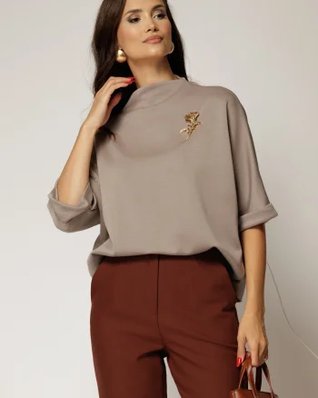 Tricou gri cu brosa si croi lejer cu adaos de viscoza