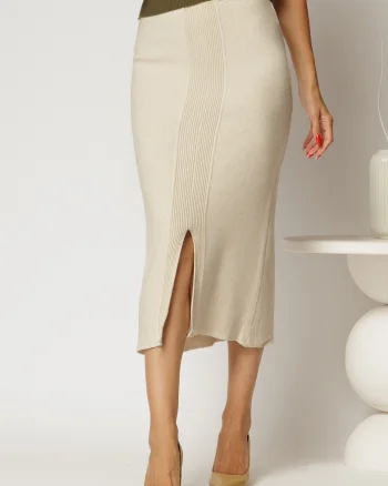 Fusta midi bej din tricot cu croi mulat si slit