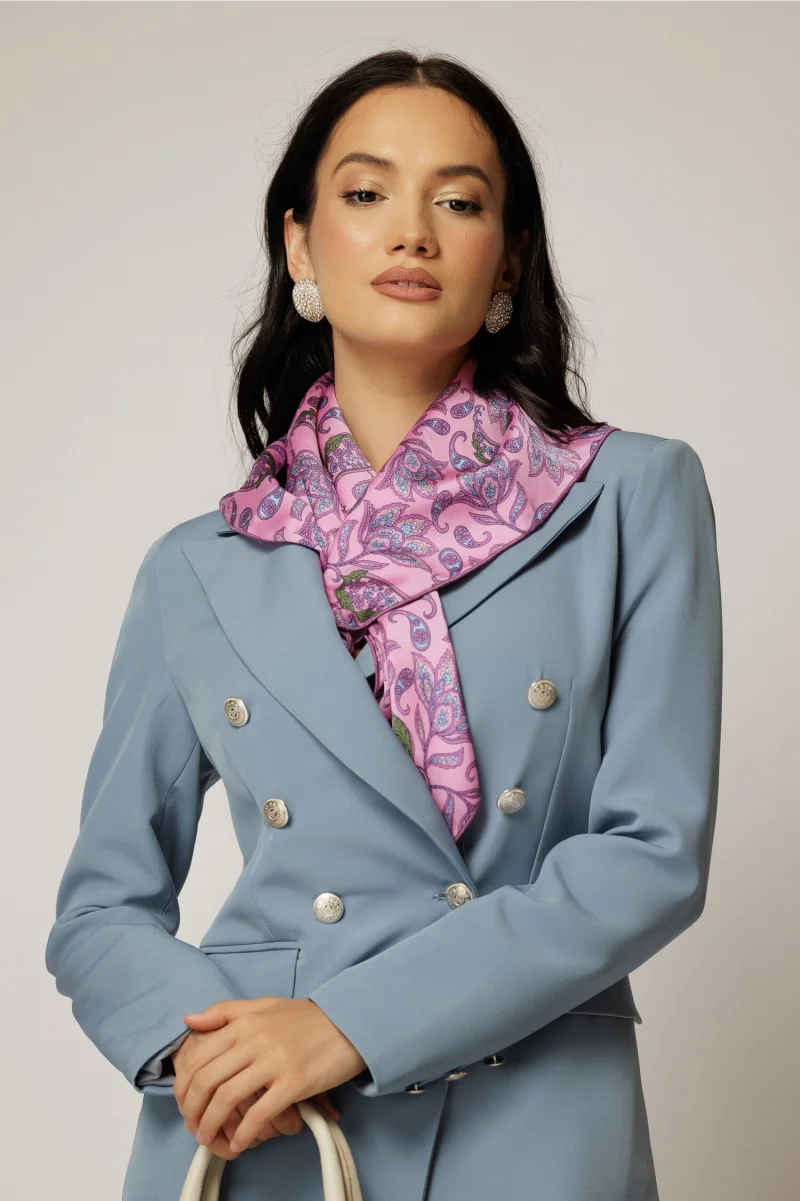 Esarfa roz cu imprimeu floral si nuante discrete de bleu