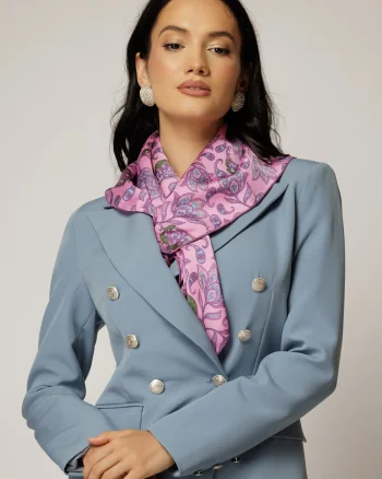 Esarfa roz cu imprimeu floral si nuante discrete de bleu