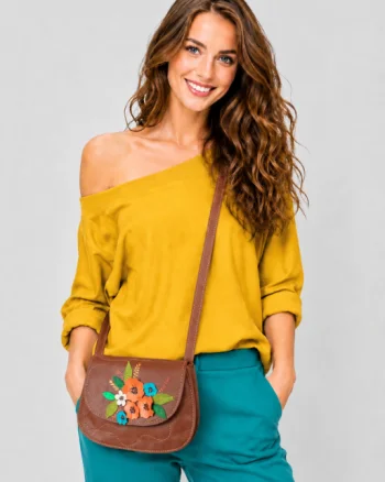 Geanta crossbody handmade, cu maci si flori colorate  ,din piele naturala maro ciocolatiu